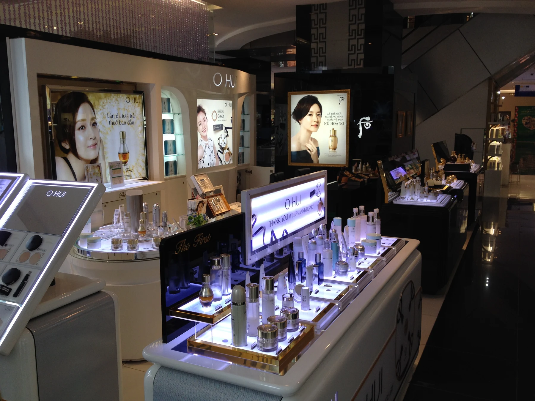 Context: O HUI counter and products at Parkson Thai Ha, Hanoi, 4 November 2015; historic LG Household & Health Care brand distribution, not FY2024 or FY2025 results.