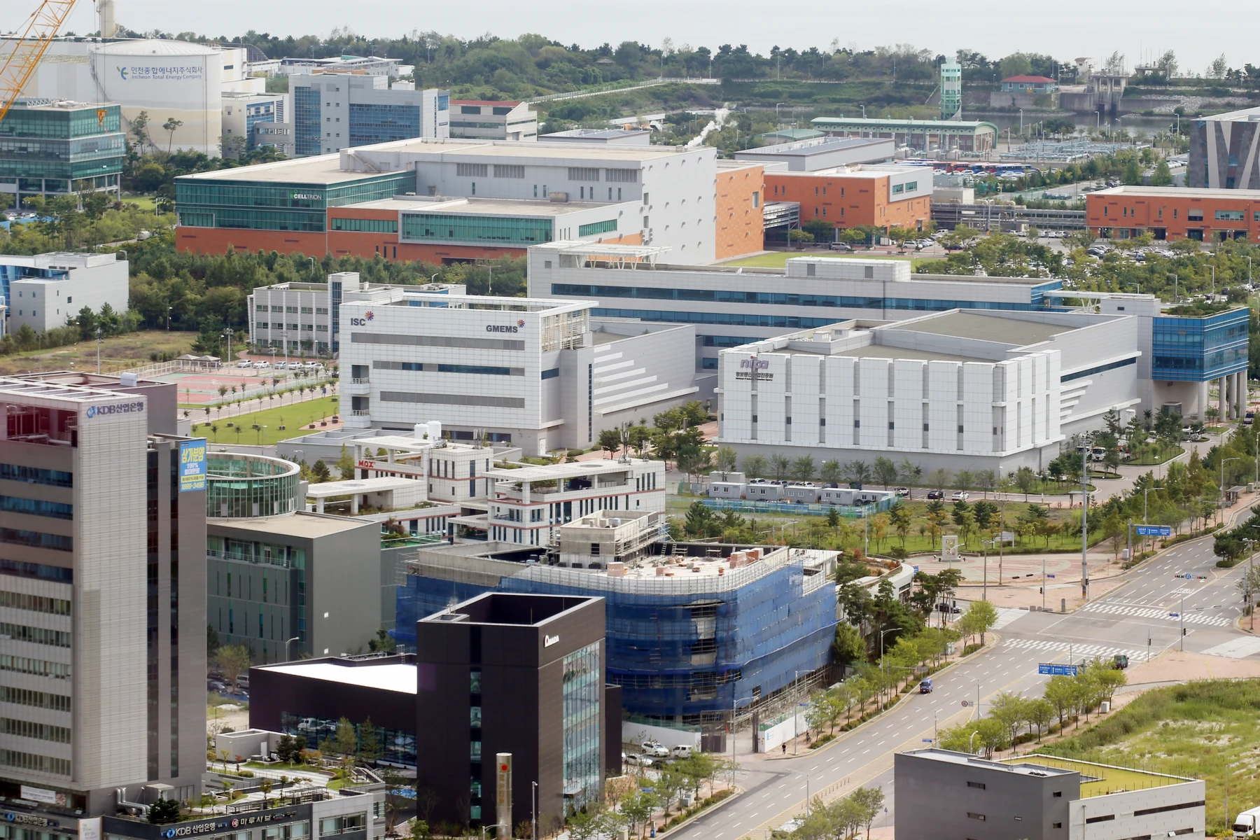 Celltrion's orange-and-green Songdo plant in the upper background of an official photo dated 11 September 2018; Korean issuer-site context, not Branchburg or a US product-approval or launch event.