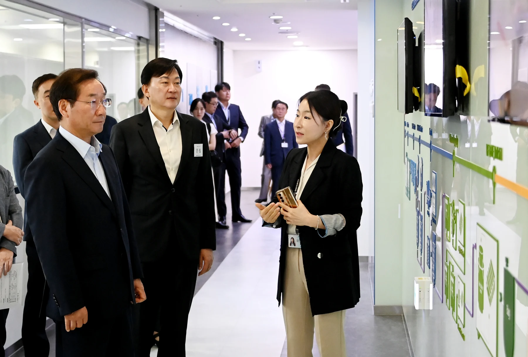Official visit to Samsung Biologics' Incheon plant on 22 August 2023; actual issuer-site context, not Plant 5's opening, Rockville or the spin-off announcement.