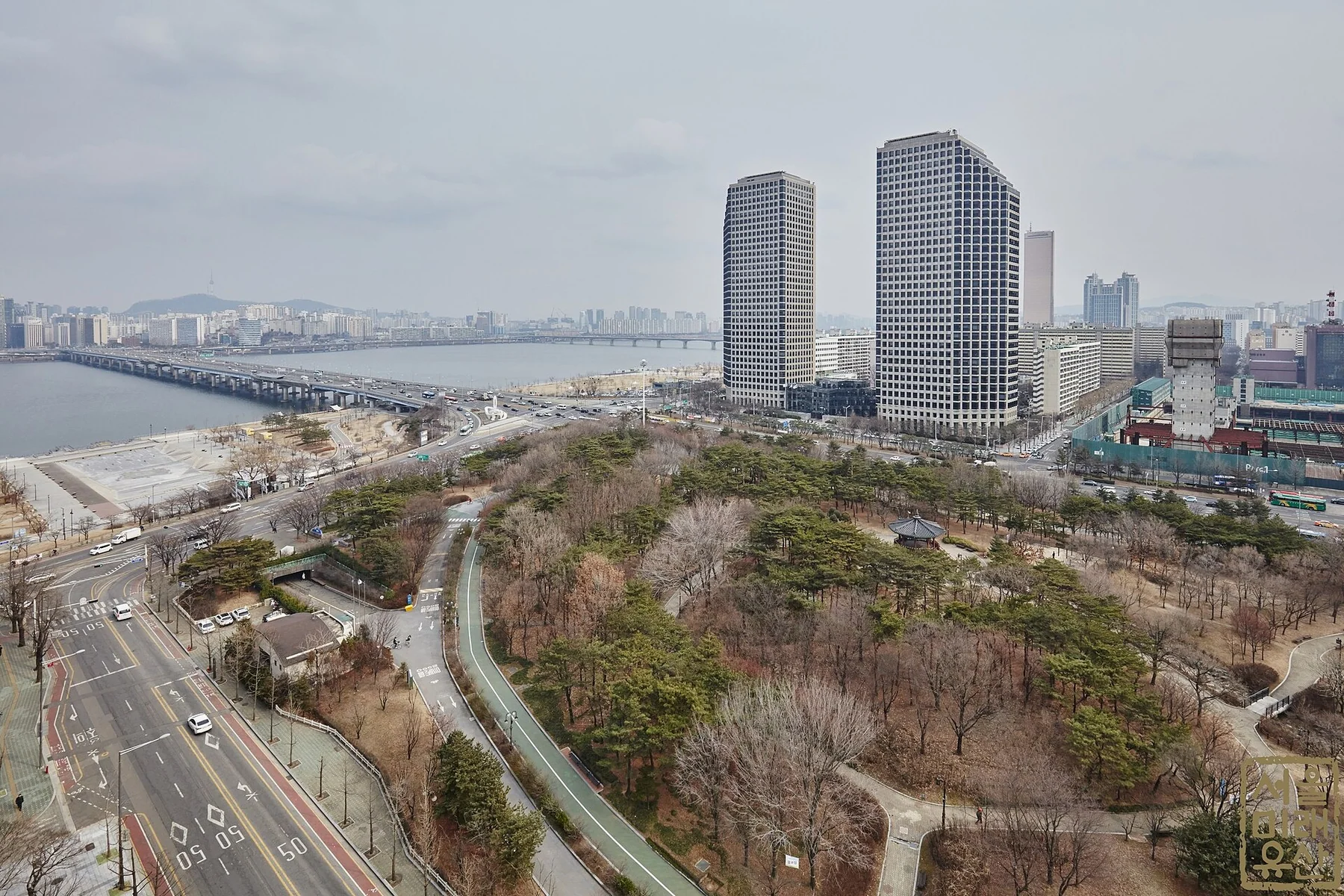 Archive view of LG Twin Towers and Yeouido Park in Seoul; LG corporate context, not the EXAONE launch or an AI laboratory.