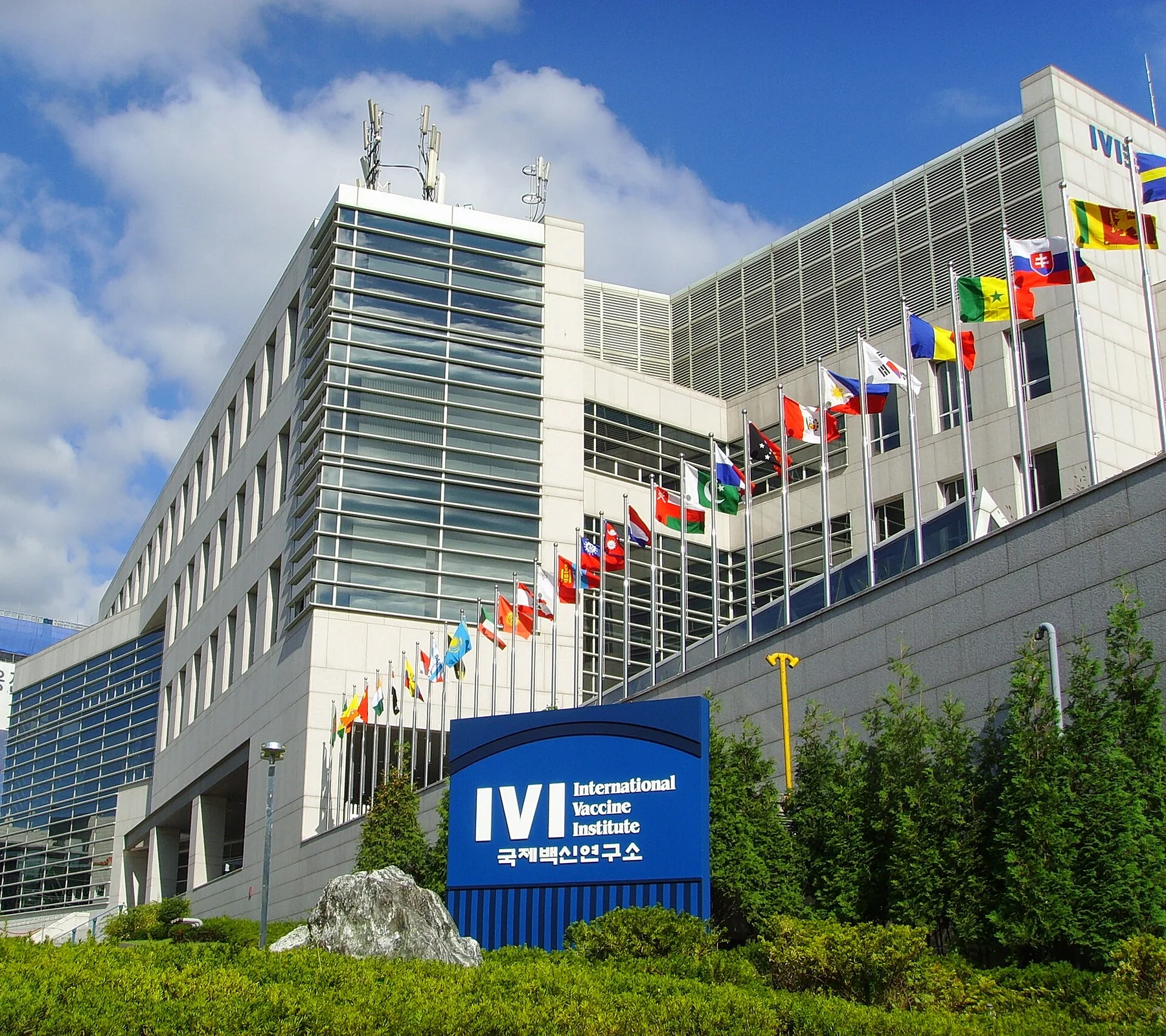 International Vaccine Institute at Seoul National University Research Park, photographed in 2018; Korean biomedical-research context, not Alteogen premises or the Enhertu trial site.