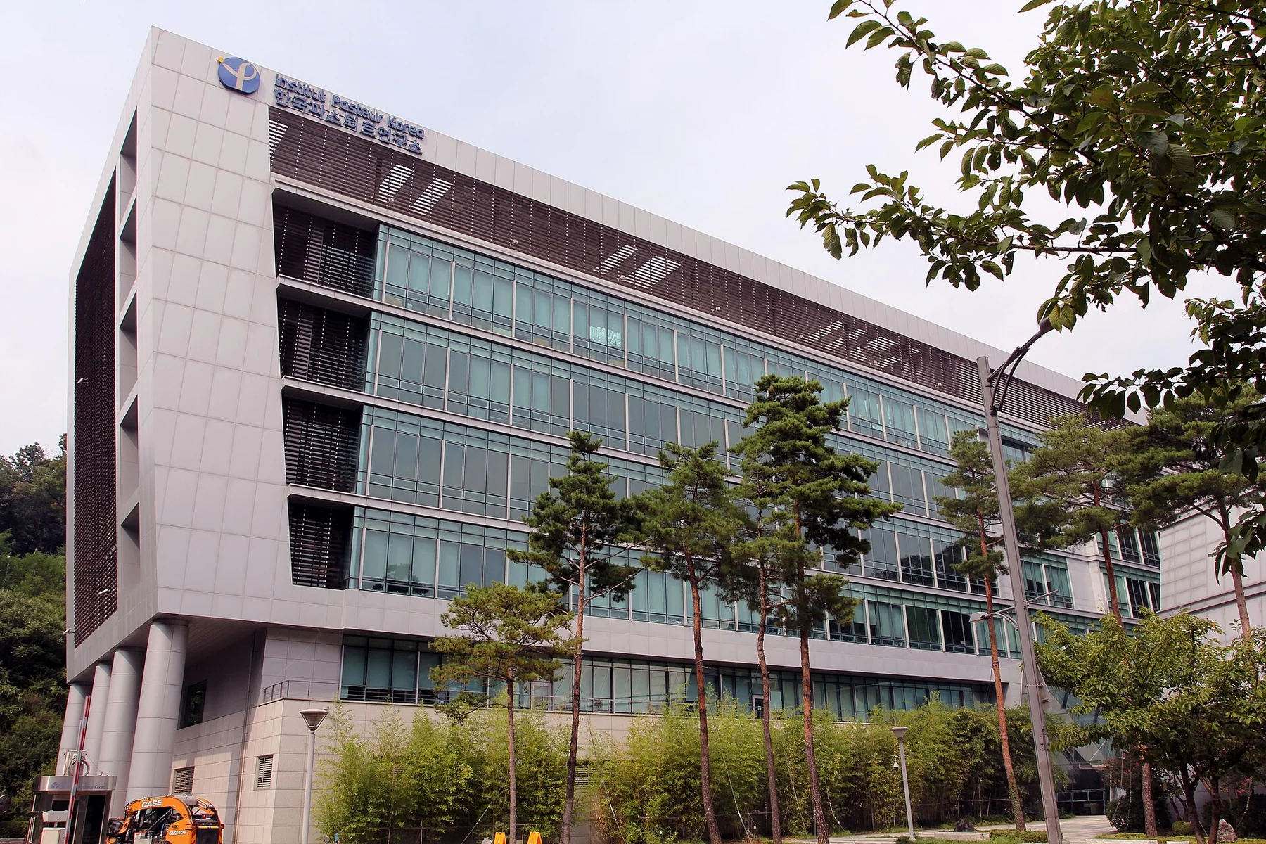 Institut Pasteur Korea in Bundang with parking-lot construction, photographed in 2021; Korean biomedical-research context, not LigaChem or Ono facilities.