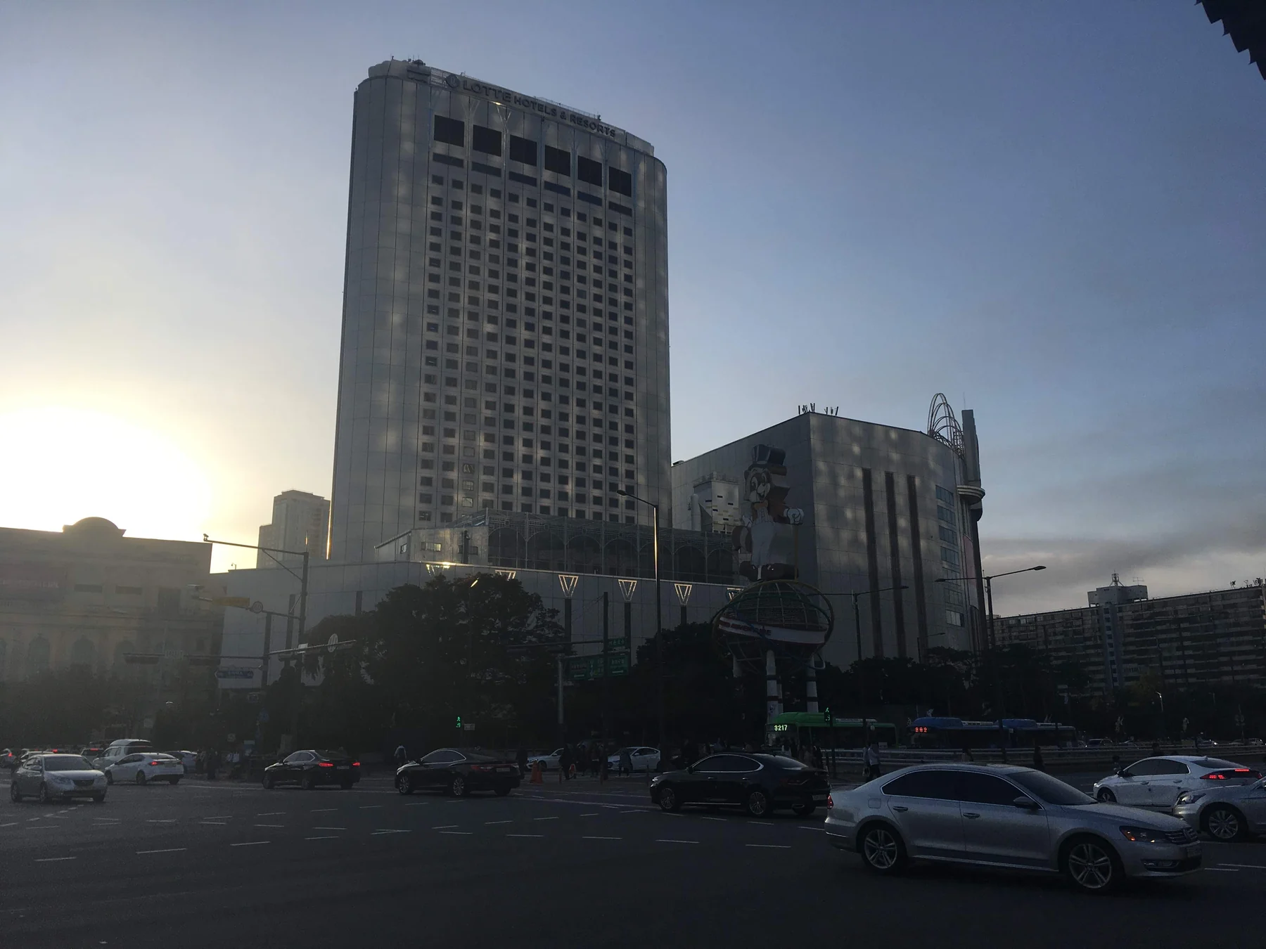 Lotte Hotel World in Seoul, photographed in 2018; Korean operator context, not a Japanese hotel opening