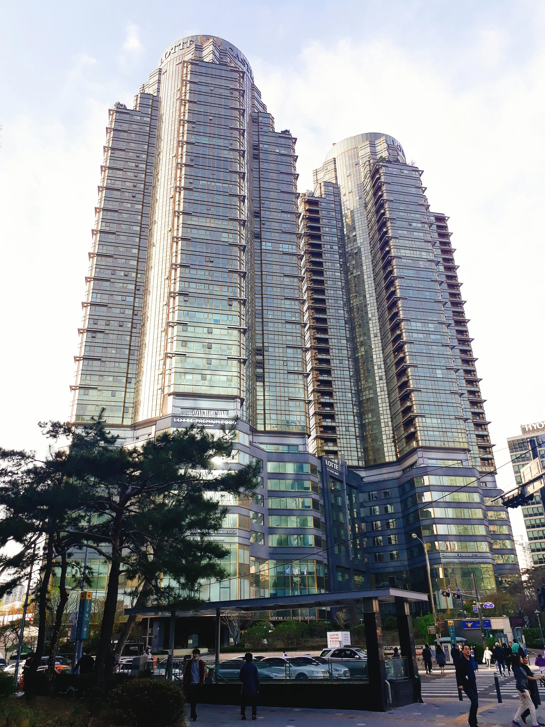 Lotte City Hotel Mapo in Seoul, photographed in 2018; Lotte hotel context rather than evidence of loyalty participation